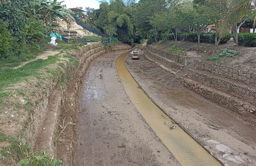 Con apoyo de maquinaria amarilla y otras acciones, la CDMB atiende emergencias generadas por las lluvias